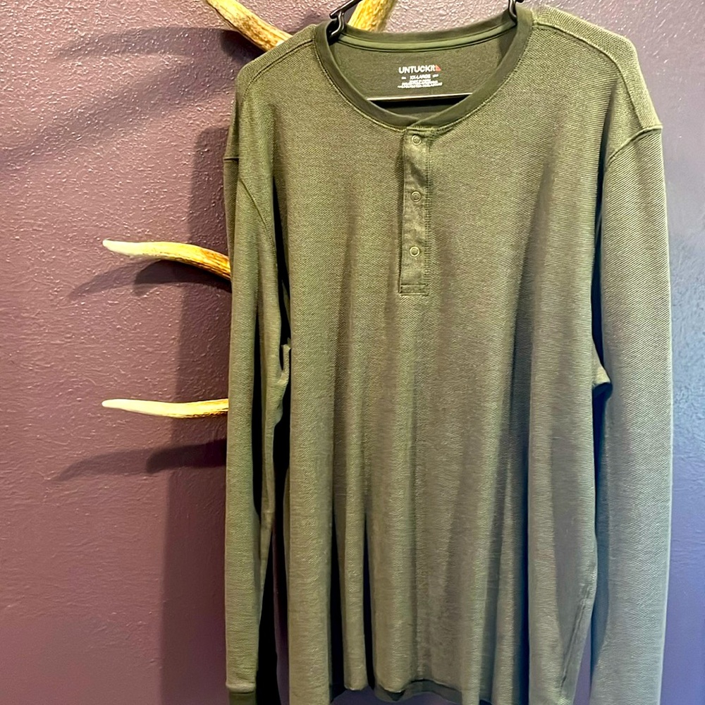 Men’s Untuckit long sleeve waffle weave henley shirt